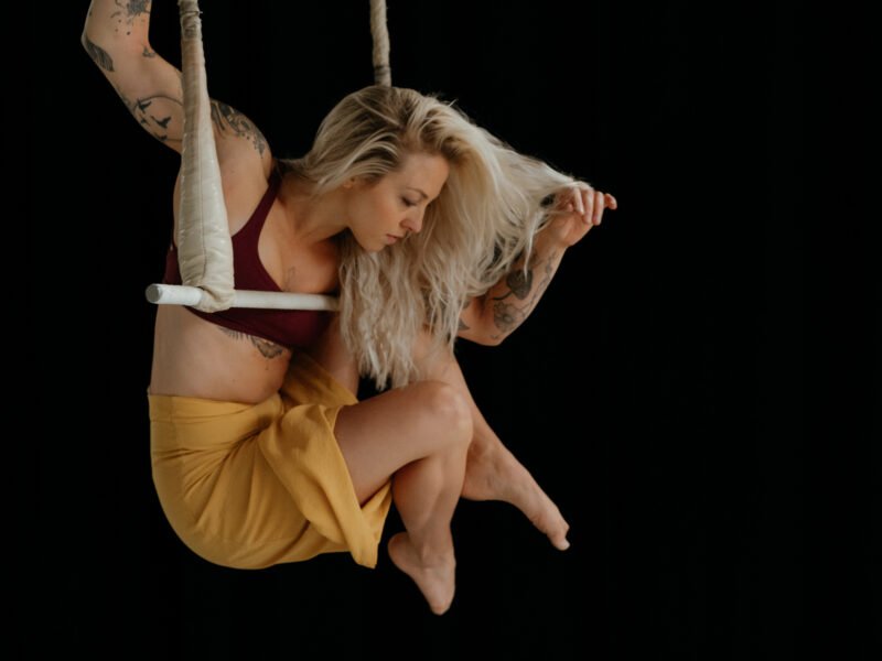 Kalina Suter on trapeze
